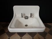 Waschbecken mit Spritzschutz und Seifenablagen, ca. B 63 x H 53 x T 51 cm