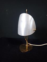 Tischlampe mit Messinggestell und perlmuttfarbenem Schirm, ca. B 14,5 x H 27 cm