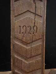 Eichenbalken, Eichensäule mit Zimmermann Zunftzeichen, ca. H 302 cm x B 19 cm