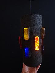 Brutalistische Hängeleuchte aus schwarzem Metall und bunten Glassteinen, ca. Ø 12,5 cm, H 29 cm