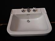 Waschbecken mit zwei Seifenablagen, ca. B 66 x T 49 x H 24 cm