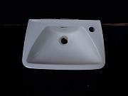 Kleines Waschbecken aus weißer Keramik, ca. B 45,5 x T 29 cm