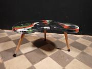 Blumenhocker mit Steinplatte, drei-Bein Hocker, Nierentisch, ca. B 58,5 cm x H 29 cm