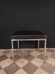 Hocker mit schwarzem Lederpolster, ca. B 49 x T 49 x H 44 cm