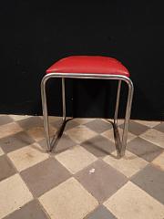 Stahlrohrhocker mit rotem Polster, ca. B 40 x T 42 x H 48 cm