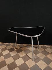 Schwarzer Nierentisch mit Chromleiste, ca. B 68 x L 87 x H 64 cm