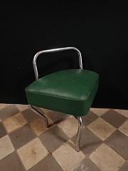 Kleiner dreieckiger Hocker mit Stahlrohrgestell, ca. B 50 x T 40 cm