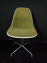 Eames Vitra " La Fonda Chair" mit dunkelgrünem Bezug, ca. B 47 cm x H 82,5 cm