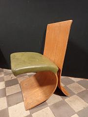 Loungesessel, Stuhl aus Holz mit Lederpolster, ca. B 49,5 x H 75,5 cm