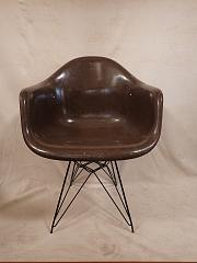 Eames Fiberglas Chair "DAR" mit Brauner Schale und Eiffel Untergestell
