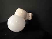 Wandleuchte mit kleiner Glaskugel und Keramiksockel, ca. Ø 12 cm