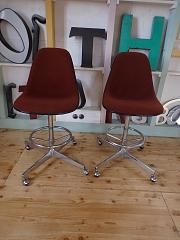 Eames bar Stuhl mit brauner Schale und Rollen, drafting chair