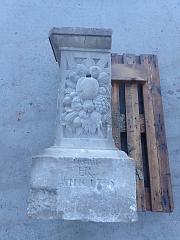 kleine Säule auf Sockeln aus Schilfsandstein, ca. B 48 cm x H 97 cm x T 40 cm