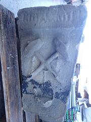 Großer Schilfsandstein mit Zunftzeichen ca. H 78 cm x B 35 cm x T 63 cm