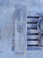 Verzierter Naturstein "Löwe" aus Schilfsandstein, ca. B 21,5 cm x H 91 cm x T18 cm