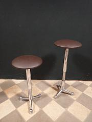 Dreibeiniger Hocker, höhenverstellbar, ca. Ø 26, H 52 -63 cm