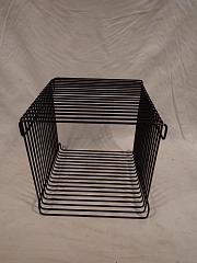 Hocker, Regalelement Wire single von Panton für Montana, ca. B 40 x H 40 cm