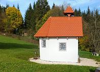 Holzbackofen mit Dach und kleine Kapelle