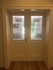 Zweiflügelige Tür mit Bleiglasfenstern