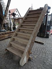 Gestemmte, sehr stabile Treppe mit Eichenholzwangen und Nadelholzstufen, für Geschosshöhe ca. 2,20 m