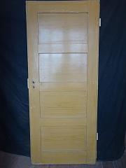 Zimmertür mit vier Füllungen, eine Seite Bierlack, eine Seite cremefarben, DIN li, ca. 80,5 cm x 196,5 cm
