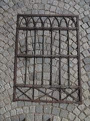 Flaches Gitter mit gotischen Spitzbögen, ca. 139 cm x 102 cm