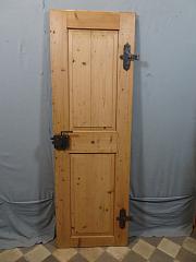 Schmale Zimmertür, gelaugt, mit rustikalen Beschlägen, DIN re,ca. 65x204 cm