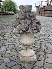 Steingussstatue mit blumen - Obstkorb, H 64 cm